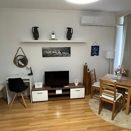 B D Apartments *